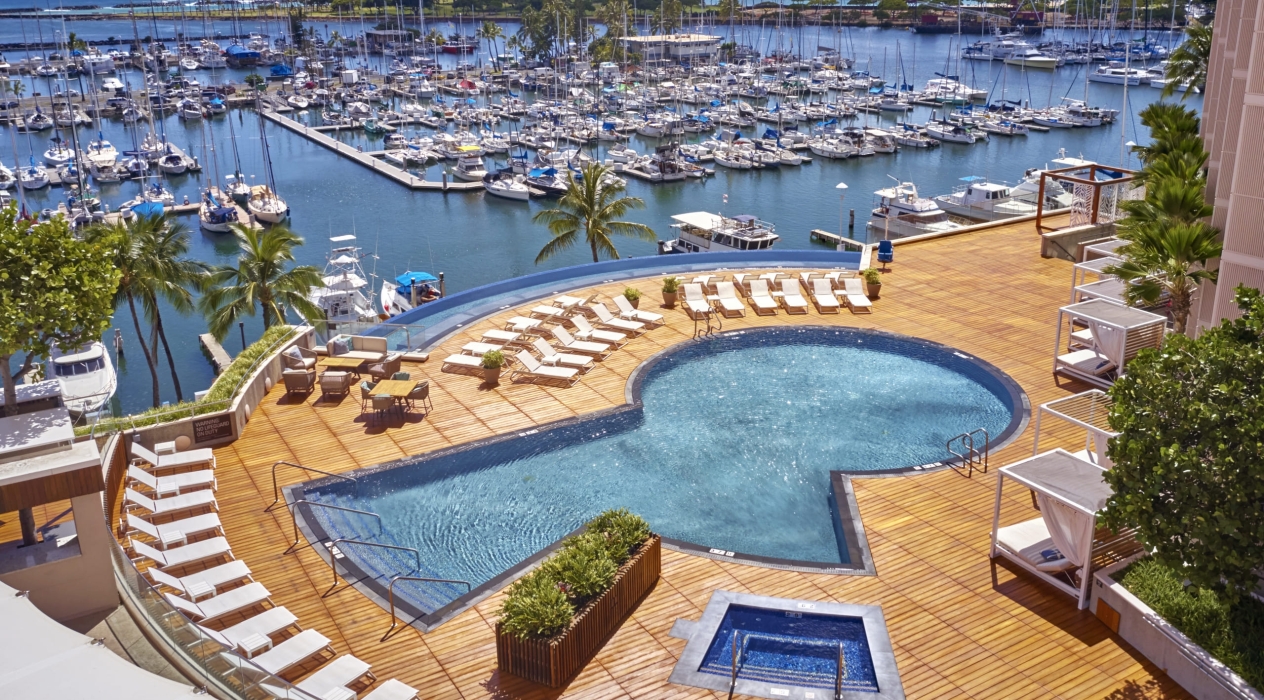 プリンスの写真集 PRINCE IN HAWAII Prince In Hawaii Hardcover Book | RR Auction